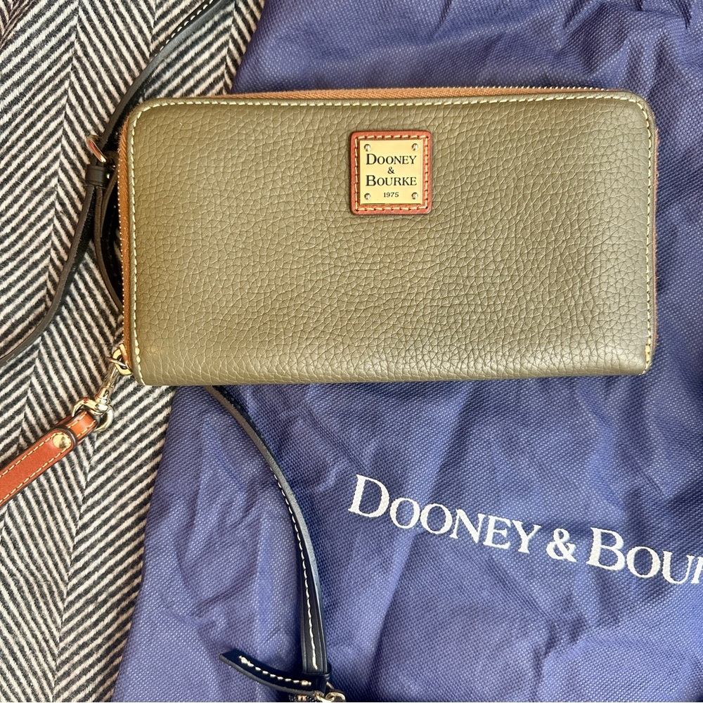 DOONEY & BOURKE lot of 3 items: purse, wallet, travel bag, wristlet, crossbody - Picture 2 of 12